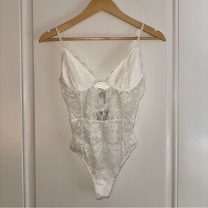 NWT Lulu’s White Lace Bodysuit 🕊️🤍
